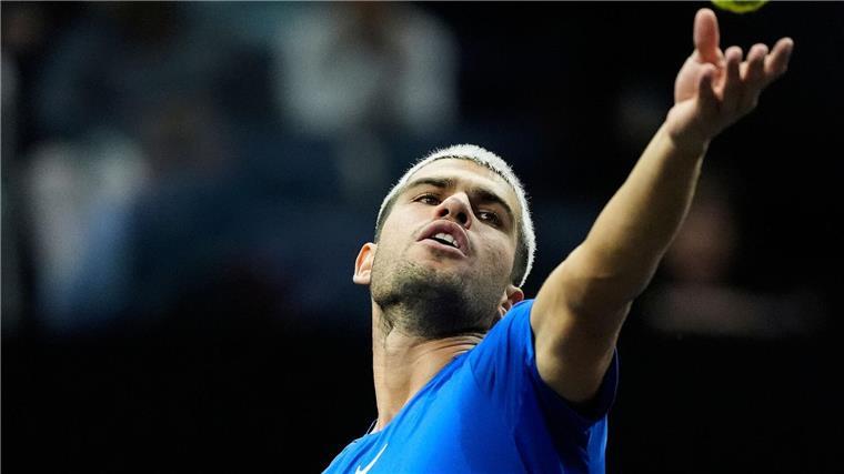 Alcaraz nach Schreckmoment im Achtelfinale von Tokio Carlos Alcaraz gewinnt sein Erstrundenmatch in Tokio trotz zwischenzeitlicher Probleme mit dem Fuß. (Archivbild)