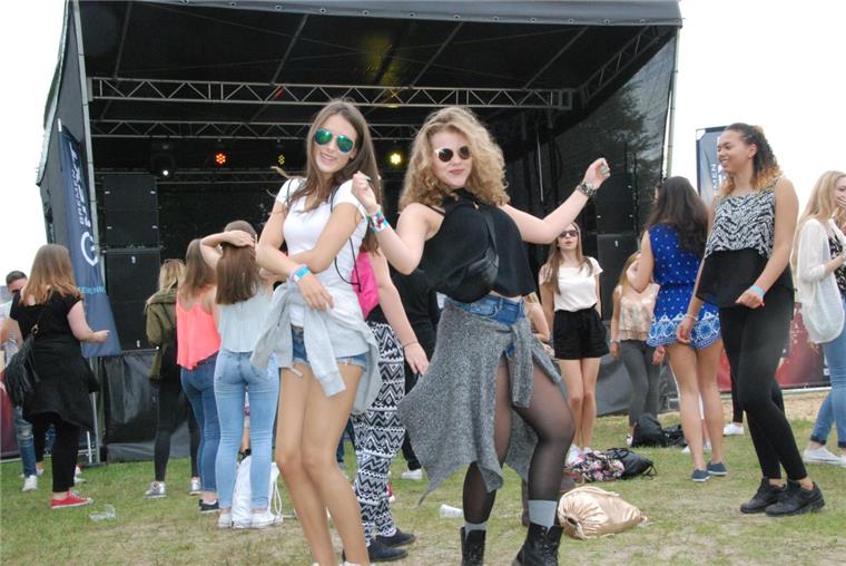 Carlotta Schulz und Ayleen Jaschinski haben sich beim Summer Beach Festival am Spadener Strand sehr amüsiert. 
