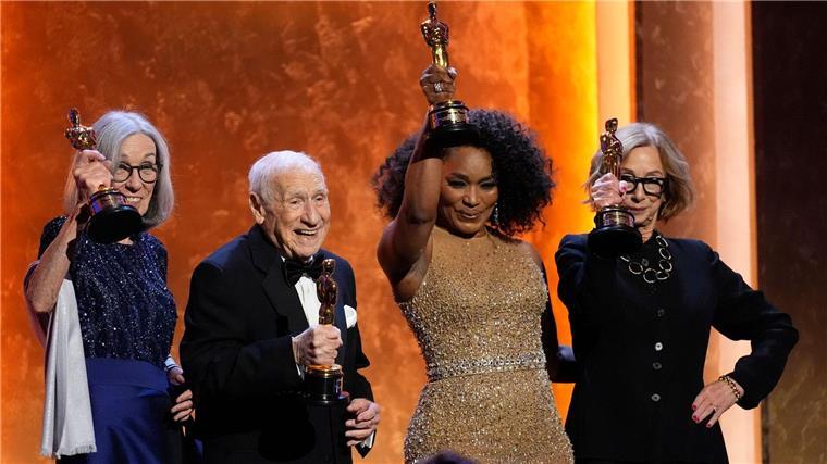Carol Littleton (l-r), Mel Brooks, Angela Bassett und Michelle Satter präsentieren ihre Ehren-Oscars.