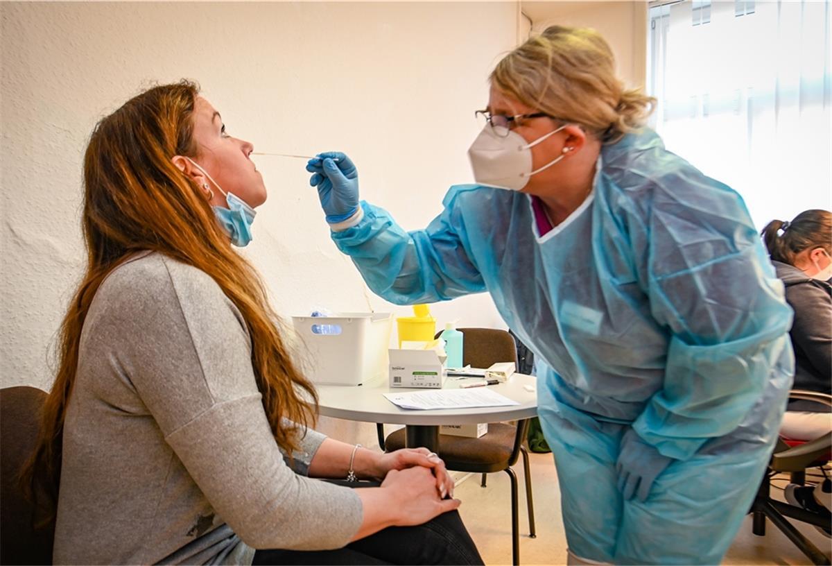 Carola Denker und Ebru Yeni (rechts hinten) testen Lehrerin Frauke Diercks in der Grundschule Hagen auf Corona-Viren. Foto Scheschonka