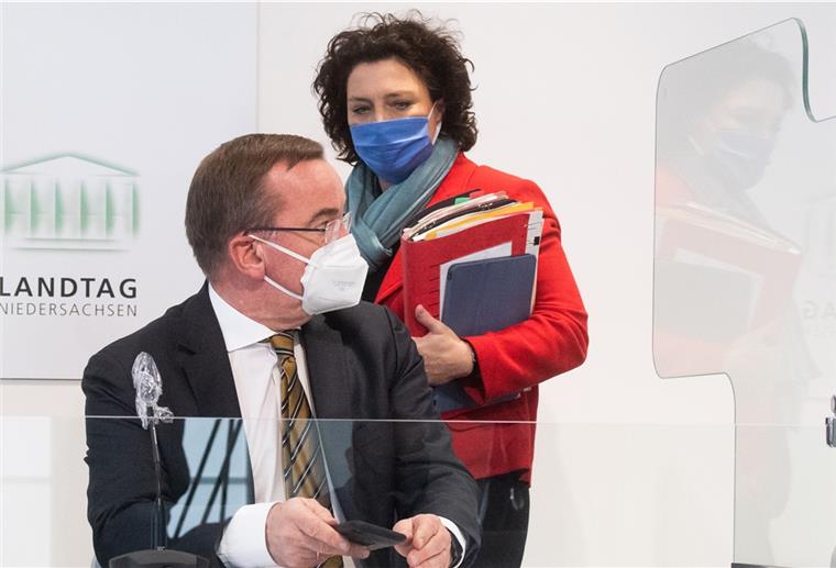 Carola Reimann (SPD), Gesundheitsministerinvon Niedersachsen, und Boris Pistorius (SPD), Innenminister von Niedersachsen, verkündeten die Impfstrategie des Landes.