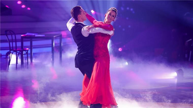 Caroline Bosbach, Politikerin, und Valentin Lusin, Profitänzer, tanzen in der RTL-Tanzshow „Let’s Dance“.