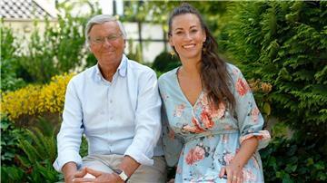 Caroline Bosbach sitzt neben ihrem Vater Wolfgang, kurz vor dessen 70. Geburtstag im Juni 2022. Nun will sie für den Bundestag kandidieren.