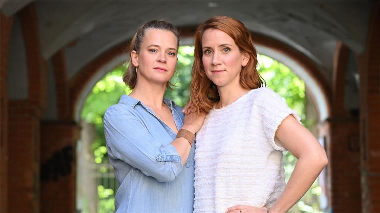 Caroline Hanke (l) und Lena Dörrie als „Mordsschwestern entschieden den Fernsehabend am Freitag für sich.