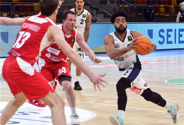 Carrington Love (rechts) gewann mit den Eisbären das Heimspiel gegen Itzehoe. 