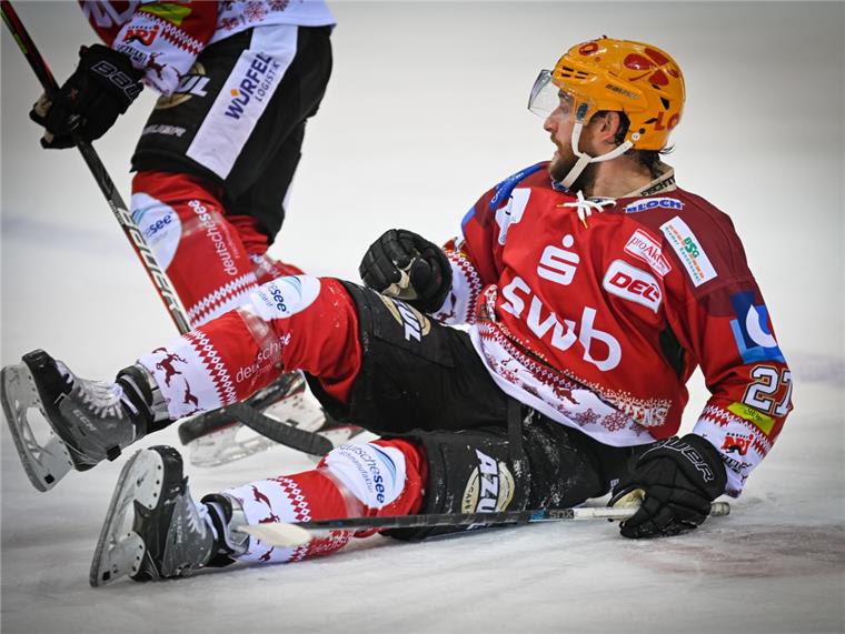 Dieser Pinguins-Spieler wird Cable Guy Carson McMillan läuft für die Fischtown Pinguins als Cable Guy auf.