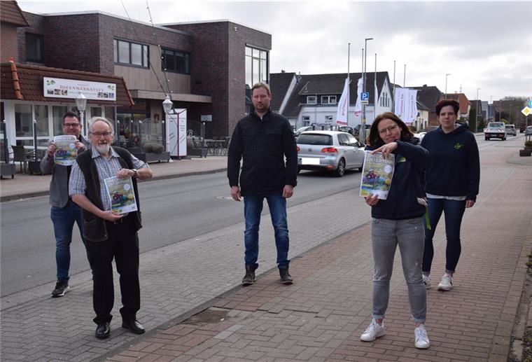 Trecker-Konvoi rollt am Ostersamstag Carsten Feß, Areas-Parkmanager im Center-Parcs in Tossens, Udo Venema, Inhaber des Butjadinger Tors, Douwe Witbaard von der Gruppe „Land schafft Verbindung“ (LSV), Melanie Schmidt vom Tourismus-Service Butjadingen (TSB) und Bettina Knutzen (LSV) organisieren die Ostertour.