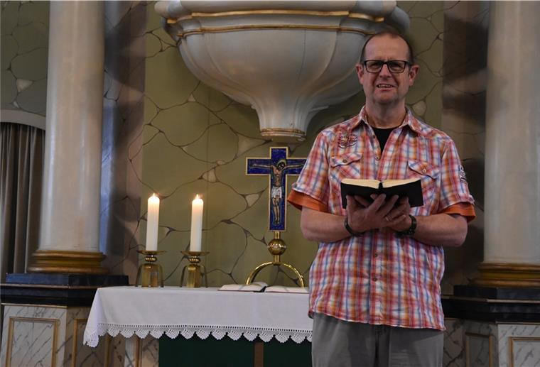 Warum ein Postangestellter im Gottesdienst predigen darf Ein Mann in der Kirche.