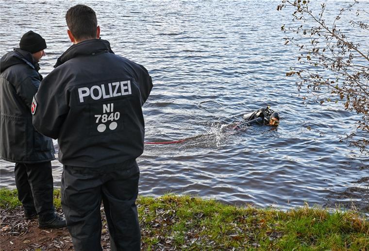 Tödlicher Schuss in Stotel: Polizei sucht Tatwaffe im See Carsten Hodis, Polizeitaucher aus Oldenburg, sucht im Stoteler See nach einer Schusswaffe.