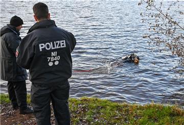 Carsten Hodis, Polizeitaucher aus Oldenburg, sucht im Stoteler See nach einer Schusswaffe.