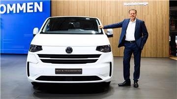 Carsten Intra mit dem neuen VW-Transporter. Ende Juni gibt der Manager die Führung von VW-Nutzfahrzeuge ab. (Archivbild)
