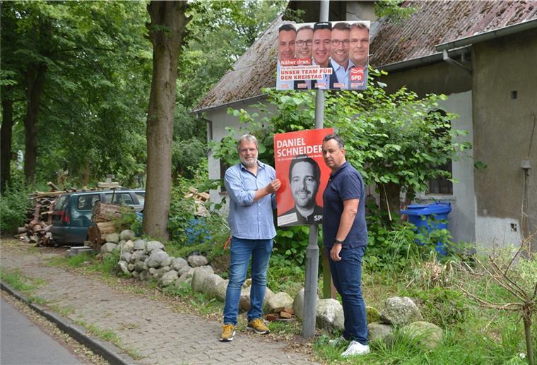 Stinstedt: Geklaute Wahlplakate sorgen für Ärger Carsten Link (links) und Oliver Lottke ersetzen die gestohlenen Wahlplakate und hoffen, dass die neuen Exemplare länger hängen, als ihre Vorgänger.