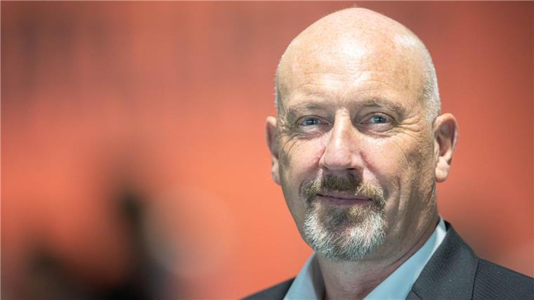 Carsten Meyer-Heder (CDU) lächelt während des Landesparteitags der CDU Bremen.