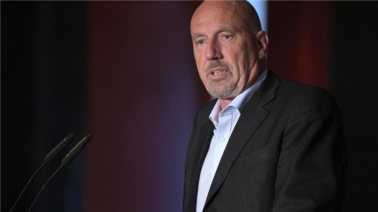 CDU-Landeschef Meyer-Heder will nicht erneut kandidieren Carsten Meyer-Heder, der wieder gewählte CDU Landesvorsitzende des Landes Bremen, spricht beim CDU Landesparteitag in Bremen.