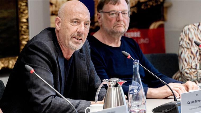 Carsten Meyer-Heder (l), Landesvorsitzender der CDU in Bremen, und Reinhold Wetjen, Landesvorsitzender der SPD in Bremen.