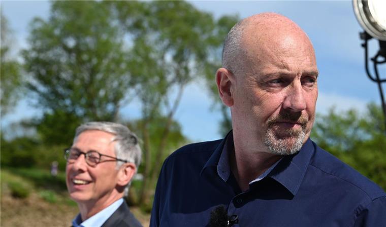 Umfrage vor Bürgerschaftswahl: CDU in Bremen mit Abstand vor SPD Carsten Meyer-Heder (rechts), Spitzenkandidat der CDU und Carsten Sieling (SPD), Bürgermeister von Bremen.