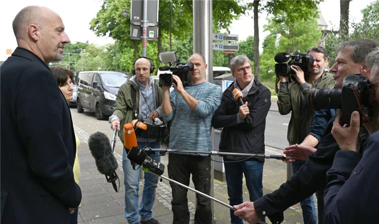 Nach Wahl im Land Bremen: CDU spricht mit der FDP Carsten Meyer-Heder, Spitzenkandidat der CDU, wartet vor der Parteizentrale auf die FDP und spricht mit den Journalisten.