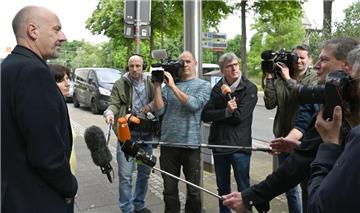 Carsten Meyer-Heder, Spitzenkandidat der CDU, wartet vor der Parteizentrale auf die FDP und spricht mit den Journalisten.