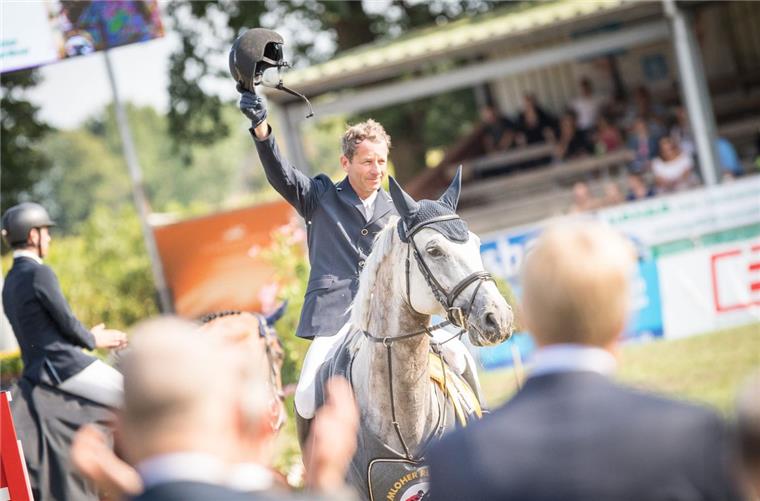 Der dritte Streich - Carsten-Otto Nagel siegt im Großen Preis der Elmloher Reitertage Carsten-Otto Nagel siegte mit L'Esperance beim Großen Preis der 68. Elmloher Reitertage.