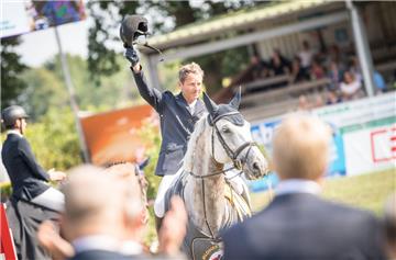 Carsten-Otto Nagel siegte mit L'Esperance beim Großen Preis der 68. Elmloher Reitertage.