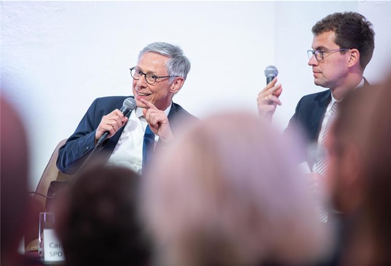 Carsten Sieling zurück zur alten Tätigkeit Carsten Sieling (links), hier mit NZ Chefredakteur Christoph Linne, kehrt zur Arbeitnehmerkammer zurück.