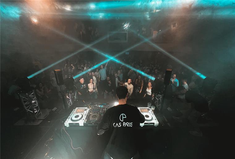 Cas Paris & friends am Samstag im Apollo Bremerhaven Bremerhavener DJ Cas Paris bei einem Auftritt.