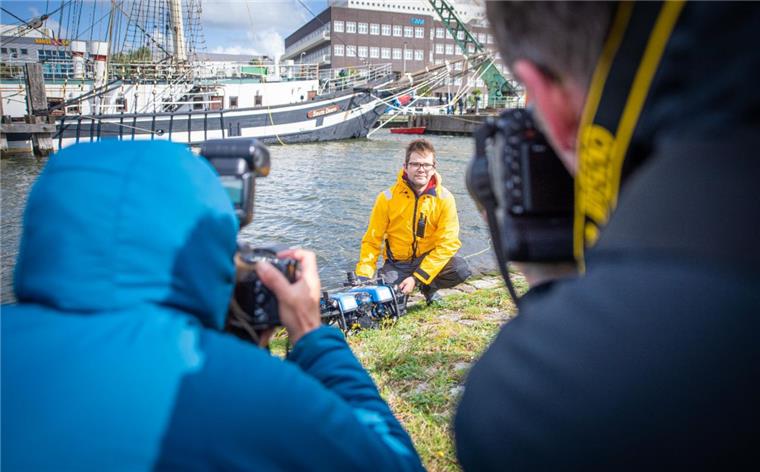 Tauchroboter im Einsatz: "Seute Deern" steckt tief im Schlick Caspar Ebner, Student an der Hochschule Bremerhaven, erläuterte den Medienvertretern kurz die Funktionsweise des Unterwasserroboters "Sunni".