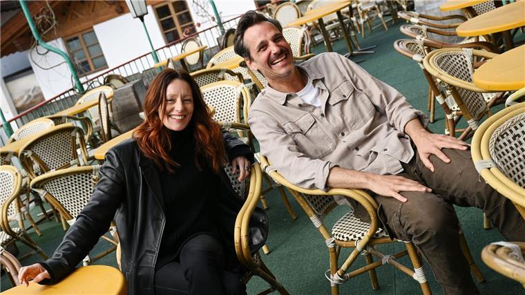 „Cassandra“-Darstellerin Lavinia Wilson und Max von Thun genießen die Sonne bei den Dreharbeiten zum ZDF-Alpenkrimi „An der Grenze“ in Garmisch-Partenkirchen. Sie spielen darin ein Ehepaar.