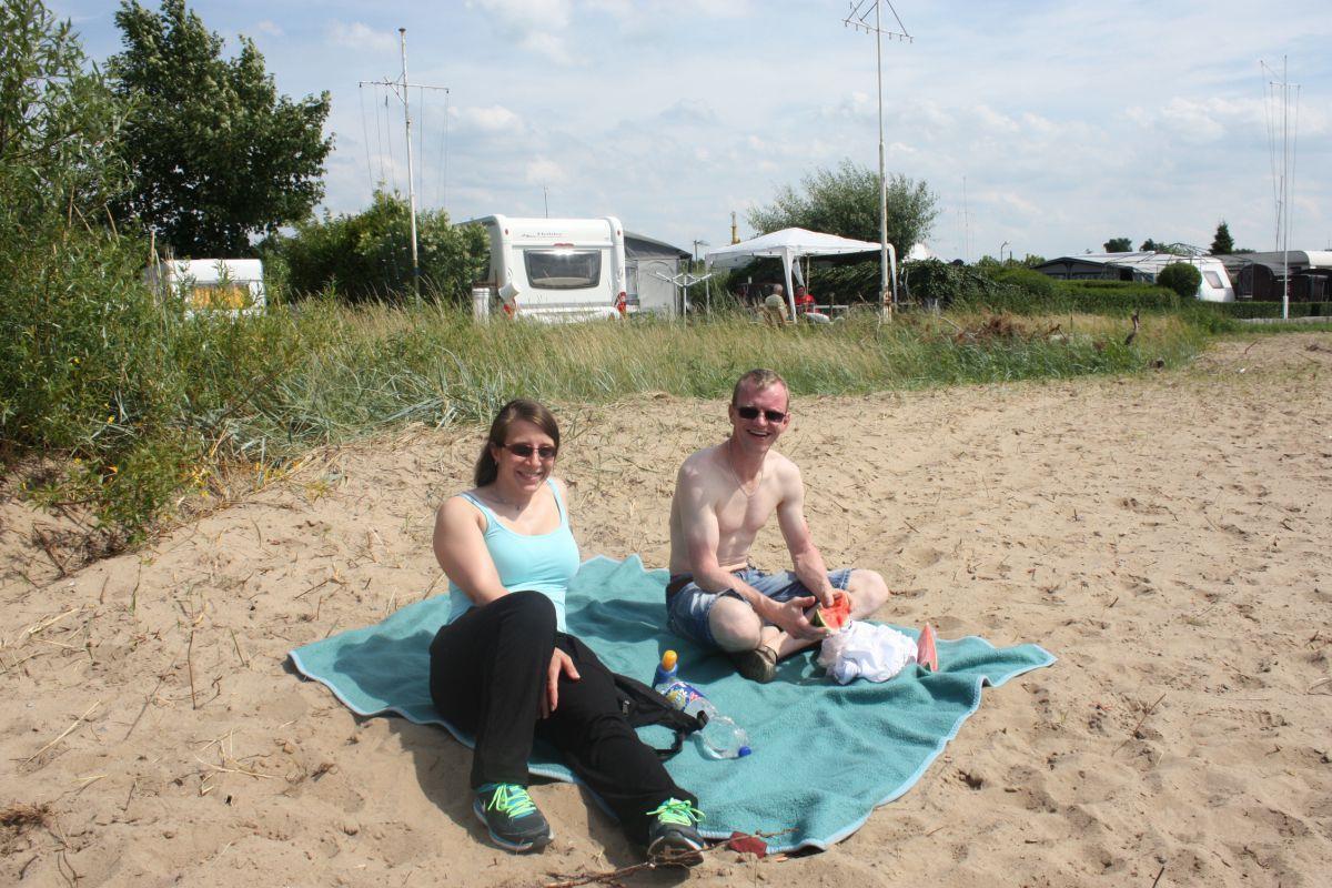 Cassandra Stullich und Stefan Paul aus Bremen Blumenthal lieben den Sandstedter Strand wegen seiner Ruhe.
