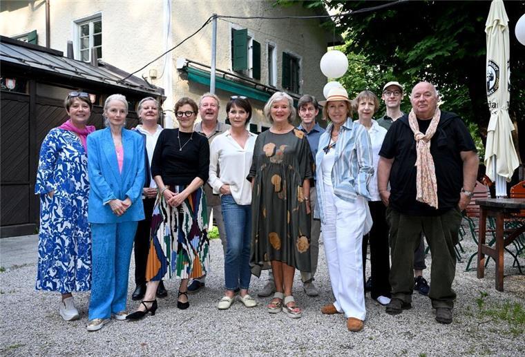 „Um Himmels Willen“-Stars feiern Wiedersehen Cast und Crew der Serie „Um Himmels Willen“ kamen noch einmal in München zusammen.