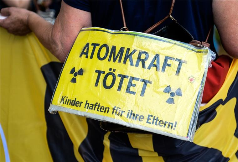Nordenham: Polizeigewerkschaft fordert Absage von Castortransport Gelbes "Atomkraft tötet"-Schild