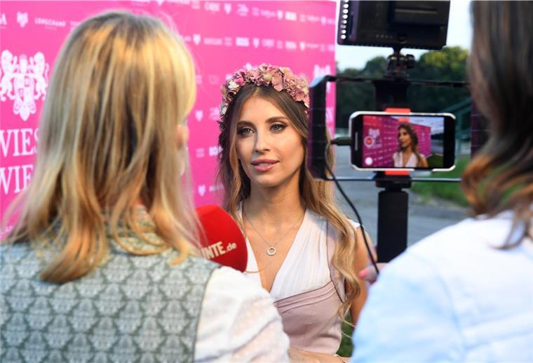 Cathy Hummels zapft im Dirndl an und spricht über Depressionen Cathy Hummels zeigt sich bei der „Wiesn Wiesn Charity Night“, die unter dem Motto „Ich liebe das Leben“ in der Käfer Alm an der Galopprennbahn München gefeiert wurde. Bei der Veranstaltung werden Spenden zugunsten der Stiftung Deutsche Depressionshilfe gesammelt für das Cathy Hummels Programm.