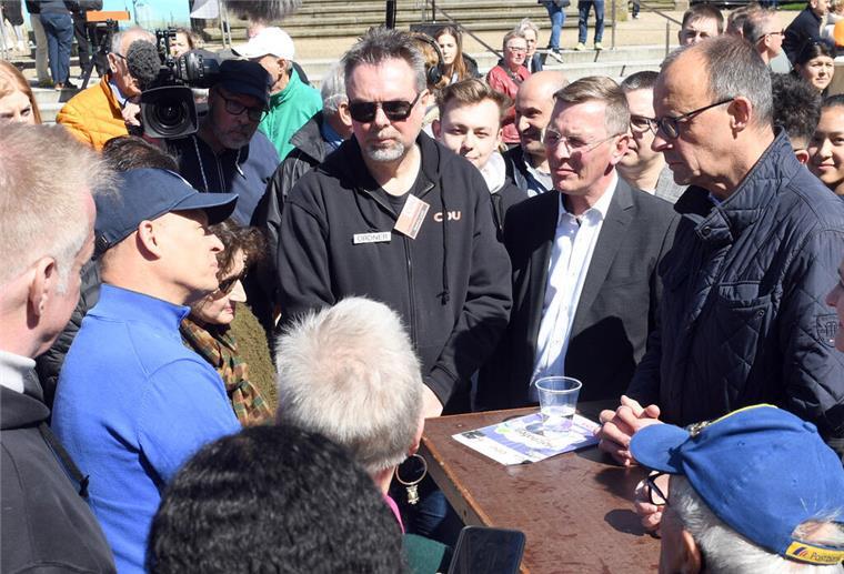 CDU-Chef Merz braucht in Bremerhaven keine Bühne CDU-Chef Friedrich Merz (rechts) hat Bremerhaven besucht. Er sieht großes Potenzial in Bremen und Bremerhaven.