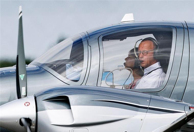 Als Kanzler selbst fliegen? „Mal schauen, was ich noch darf“ CDU-Chef Merz hat seinen Pilotenschein gerade um ein Jahr verlängert. (Archivfoto).