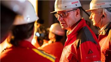 CDU-Chef Merz informiert sich im Stahlwerk Georgsmarienhütte über die Sorgen der energieintensiven Industrie.