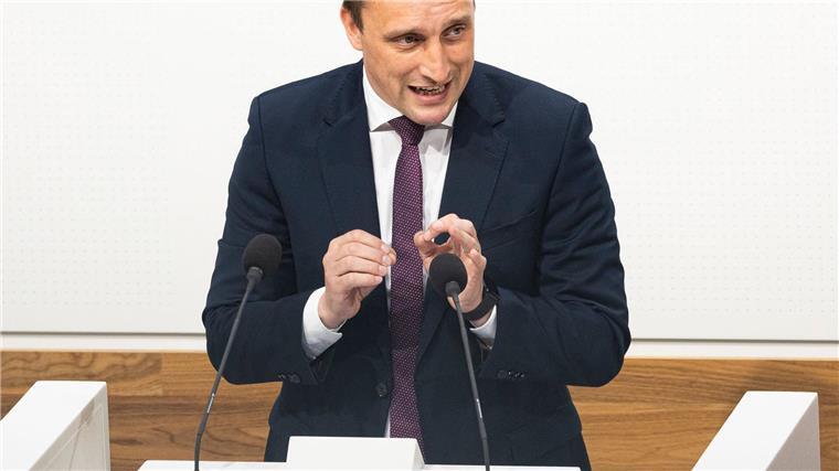 CDU-Fraktionschef Lechner wirft Regierungschef Weil eine Mitverantwortung an der VW-Krise vor.