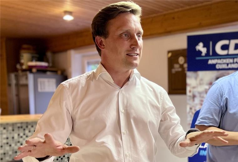 Lechner in Geestland: Gasumlage ist dilettantisch Ein Mann mit weißem Hemd gestikuliert mit beiden Händen, daneben steht ein Mann mit blauem Hemd, der die Hände vor dem Bauch verschränkt.