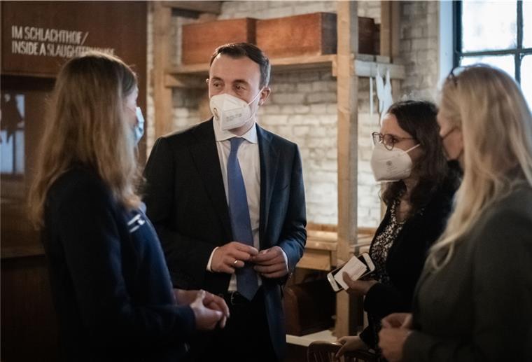 Paul Ziemiak auf Spurensuche im Auswandererhaus CDU-Geschäftsführer Paul Ziemiak besucht das Deutsche Auswandererhaus in Bremerhaven. Im Bild: Wiebke Winter, Paul Ziemiak, Simone Blaschka und Christine Schnittker (von links). Foto: Hartmann