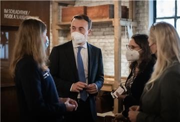 CDU-Geschäftsführer Paul Ziemiak besucht das Deutsche Auswandererhaus in Bremerhaven. Im Bild: Wiebke Winter, Paul Ziemiak, Simone Blaschka und Christine Schnittker (von links). Foto: Hartmann