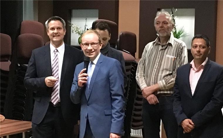 Landtagswahl: CDU-Kandidat Lasse Weritz hat im Wahlkreis 57 (Geestland) die Nase vorn CDU-Kandidat Lasse Weritz (2. v. links) zieht nach der Niedersachsen-Wahl in den Landtag ein.