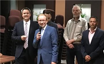 CDU-Kandidat Lasse Weritz (2. v. links) zieht nach der Niedersachsen-Wahl in den Landtag ein.