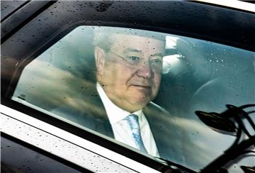 CDU Kanzlerkandidat Armin Laschet kommt vorgefahren zu den Gremiensitzungen der Partei nach der Bundestagswahl 2021 im Konrad-Adenauer-Haus.