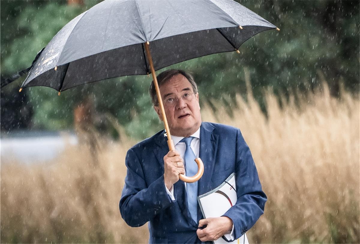 CDU: Laschet deutet möglichen Rückzug an CDU-Kanzlerkandidat wird von seiner Partei momentan im Regen stehen gelassen.