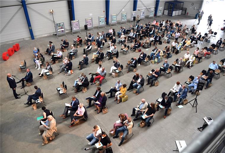CDU: OTB-Mittel versickern im Landeshaushalt CDU-Landesvorsitzender Carsten Meyer-Heder kritisierte beim Landesparteitag in Bremerhaven den Umgang des Senats mit den OTB-Rücklagen. Das Geld versickere im Haushalt, um längst geplante andere Hafeninvestitionen zu finanzieren. Foto: Scheer