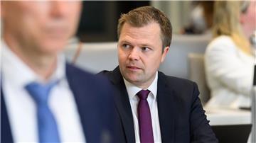 CDU-Politiker Fühner kritisiert die Landesregierung für ihren Kurs bei der Handynutzung an Schulen.