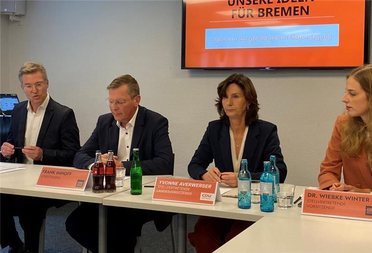 CDU fordert Aufnahmestopp für Flüchtlinge im Land Bremen CDU-Pressesprecher Andreas van Hooven (von links), CDU-Fraktionschef Frank Imhoff, die stellvertretende CDU-Landesvorsitzende Yvonne Averwerser und die stellvertretende CDU-Fraktionsvorsitzende Wiebke Winter stellten die Ergebnisse ihrer Klausurtagung vor.