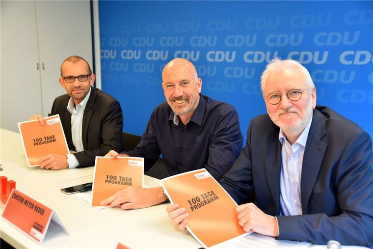 Carsten Meyer-Heder stellt 100-Tage-Regierungsprogramm vor CDU-Spitzenkandidat Carsten Meyer-Heder (Mitte) stellt zusammen mit CDU-Fraktionschef Thomas Röwekamp (links) und dem CDU-Bildungspolitiker Thomas vom Bruch das 100-Tage-Regierungsprogramm vor.