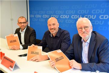 CDU-Spitzenkandidat Carsten Meyer-Heder (Mitte) stellt zusammen mit CDU-Fraktionschef Thomas Röwekamp (links) und dem CDU-Bildungspolitiker Thomas vom Bruch das 100-Tage-Regierungsprogramm vor. 