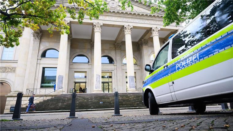 CDU und AfD fordern eine dauerhafte Polizeipräsenz am Landtag.
