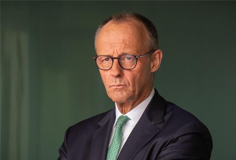 Bundeskanzler Friedrich Merz (CDU) kommt aus dem Kanzleramt, um die Bundespräsidentin der Schweiz mit militärischen Ehren zu empfangen.